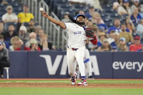 Toronto Blue Jays at Boston Red Sox odds, picks and predictions.